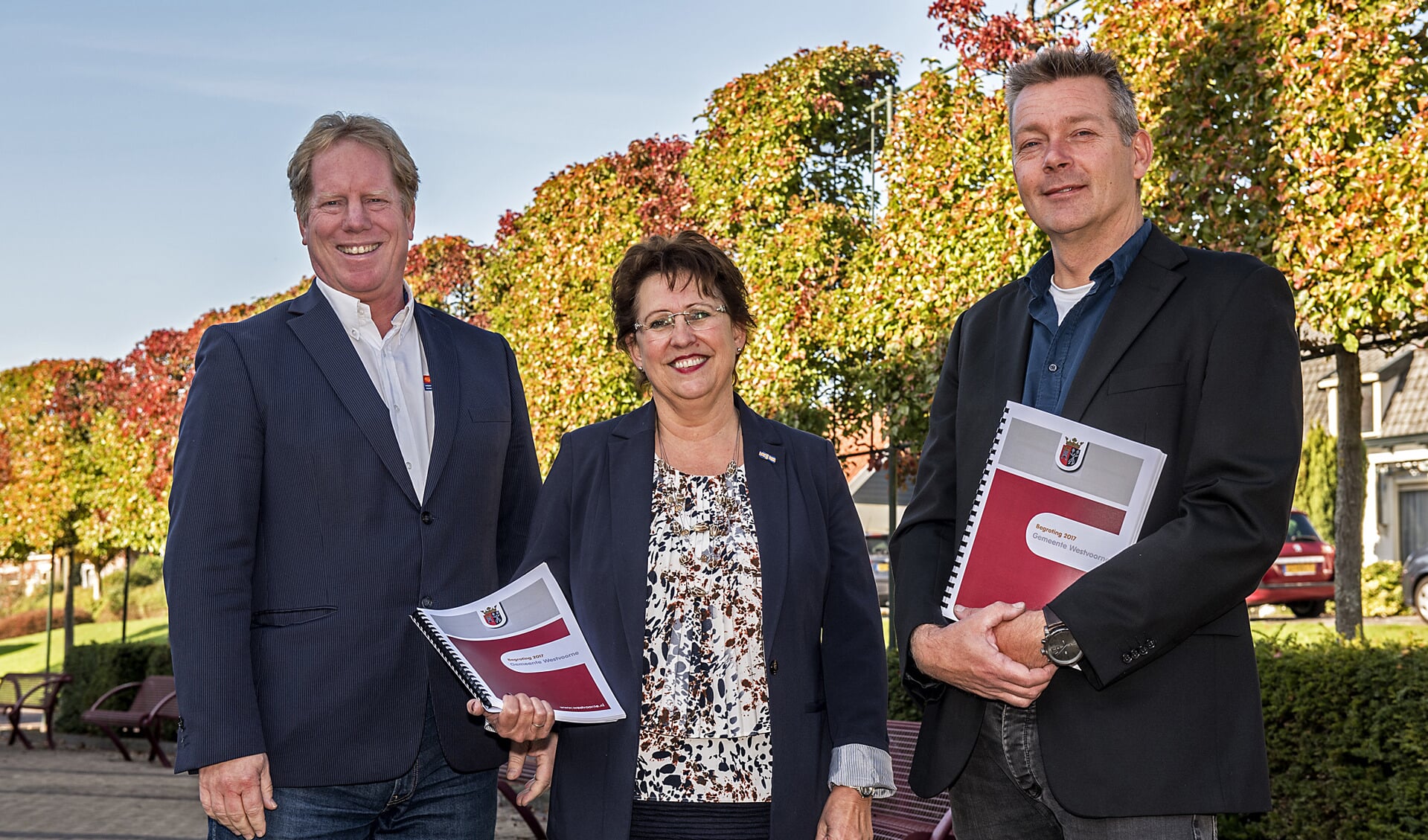 Burgemeester Peter de Jong en de wethouders Paméla Blok en Bert van der Meij met de begroting 2017 (fotografie: Jos Uijtdehaage) 