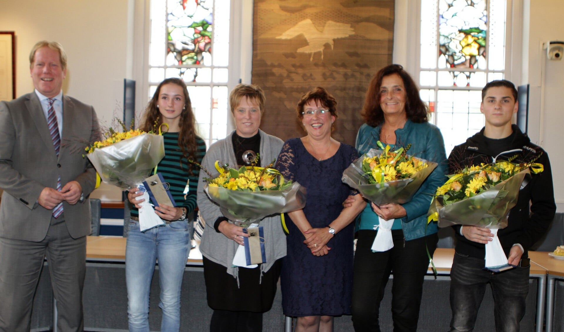 Ezra Boer, Olga Kegel, Connie Boer-Buijs en Frank Rijken (vlnr) werden gehuldigd in het Westvoornse gemeentehuis. * Foto: Wil van Balen.