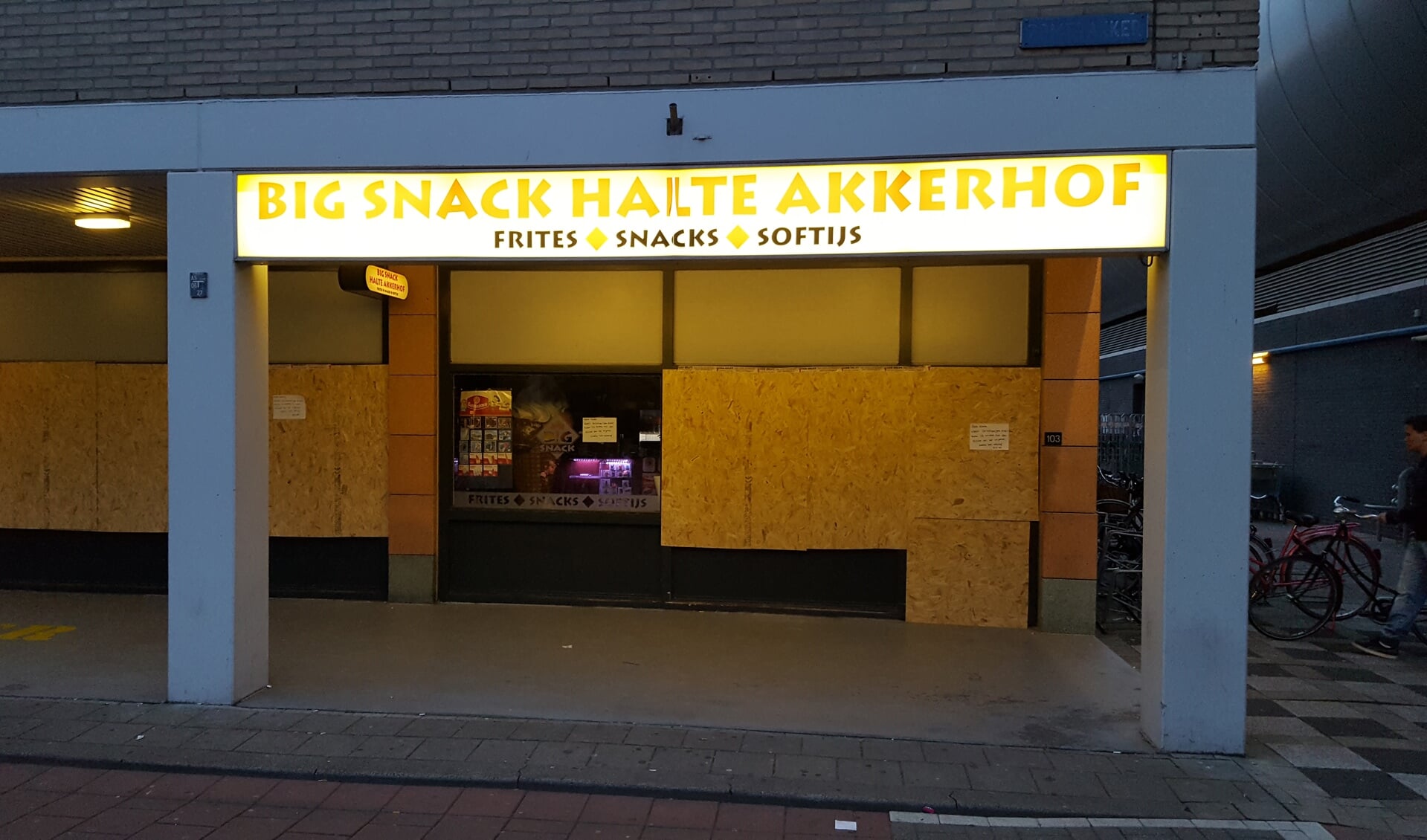 In Bureau Rijnmond opnieuw aandacht voor de vernielingen aan de snackbar. Foto: Ren