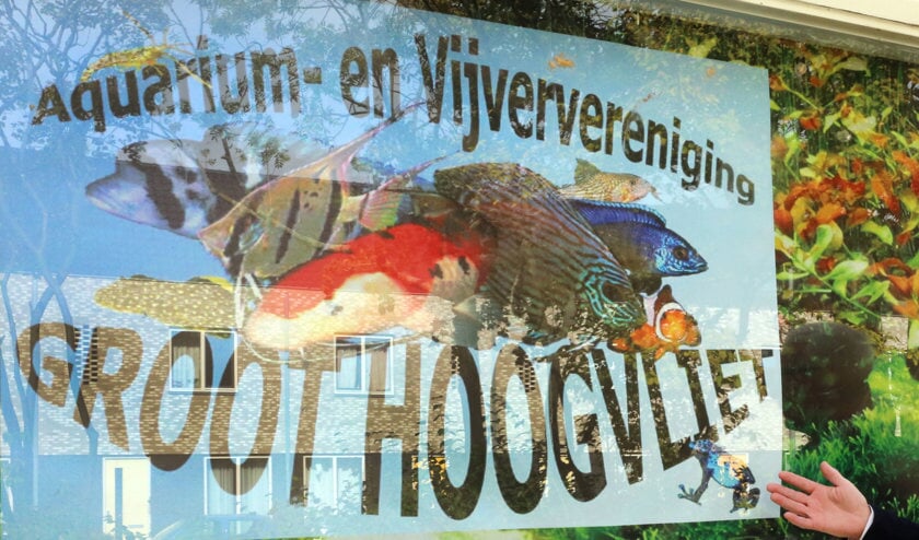 <p>Een trotse Dirk van Elteren voor ‘zijn’ visklas. Foto: Aad van der Voorn.</p>