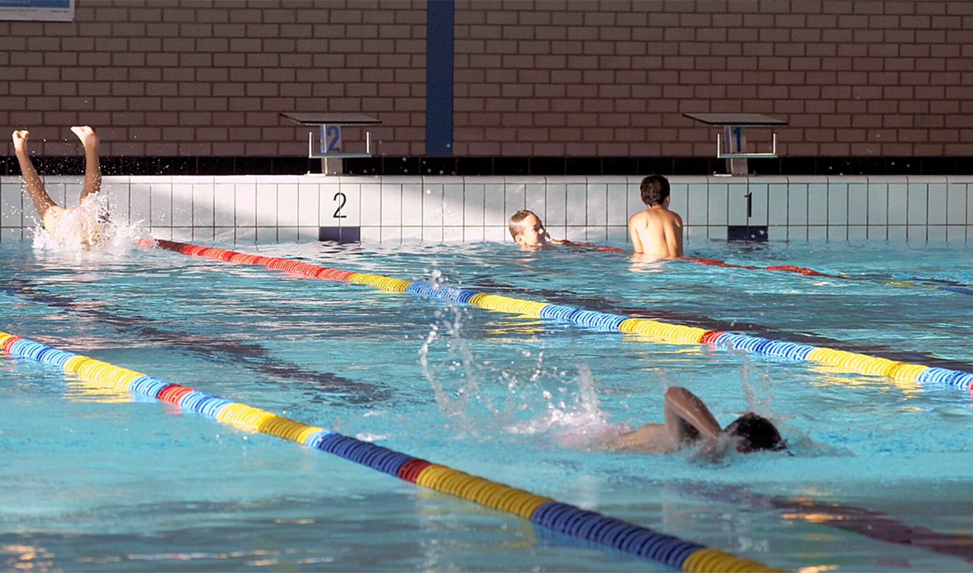 Er werden vorige week tijdens de herfstvakantie in het Zwembad van de Meander in het kader van de zwemvierdaagse weer flink wat meters gemaakt. * Archieffoto: Jos UIjtdehaage.