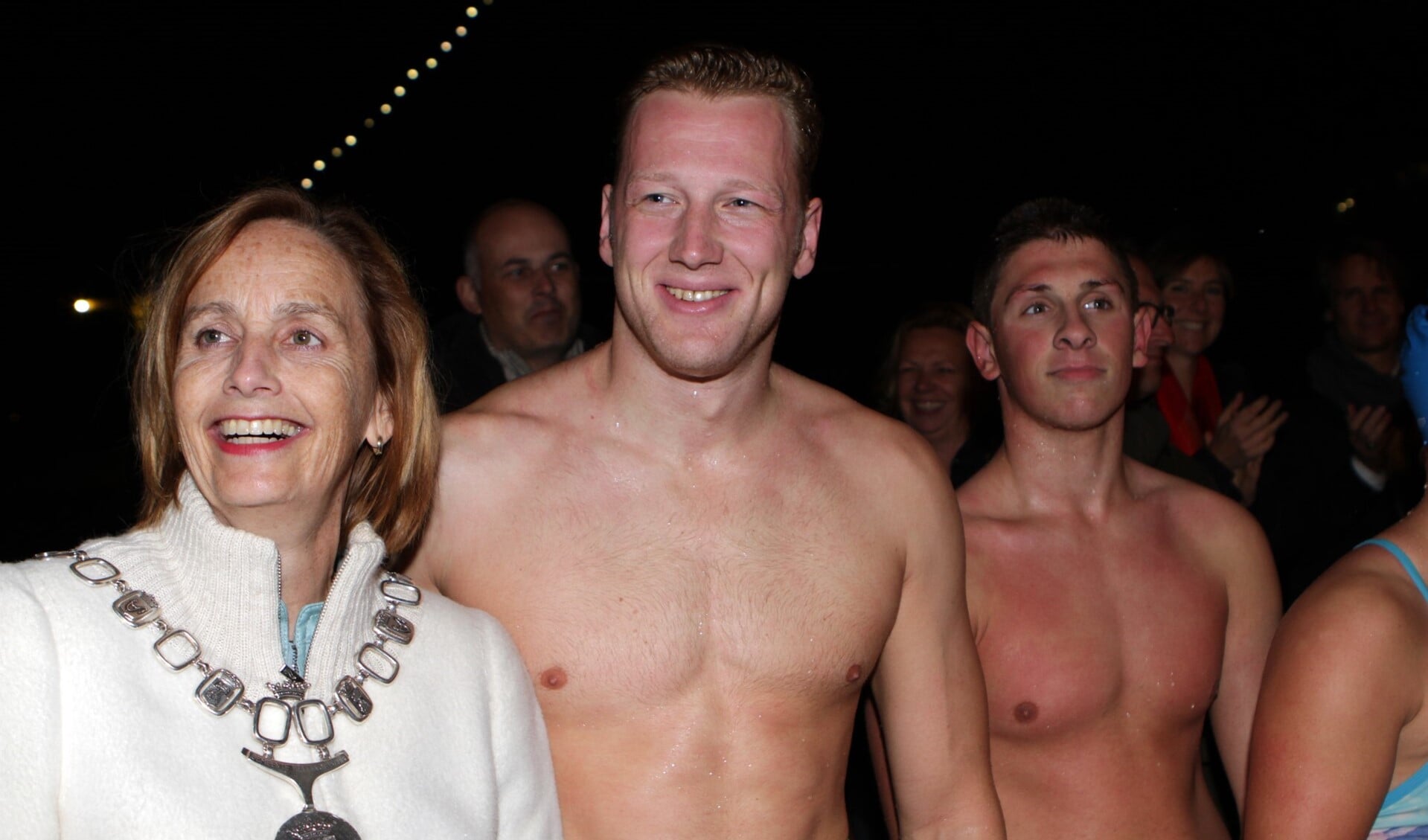 Burgemeester Milène Junius verwelkomt openwaterzwemmers, onder wie Olympisch kampioen Ferry Weertman,  in Hellevoetsluis