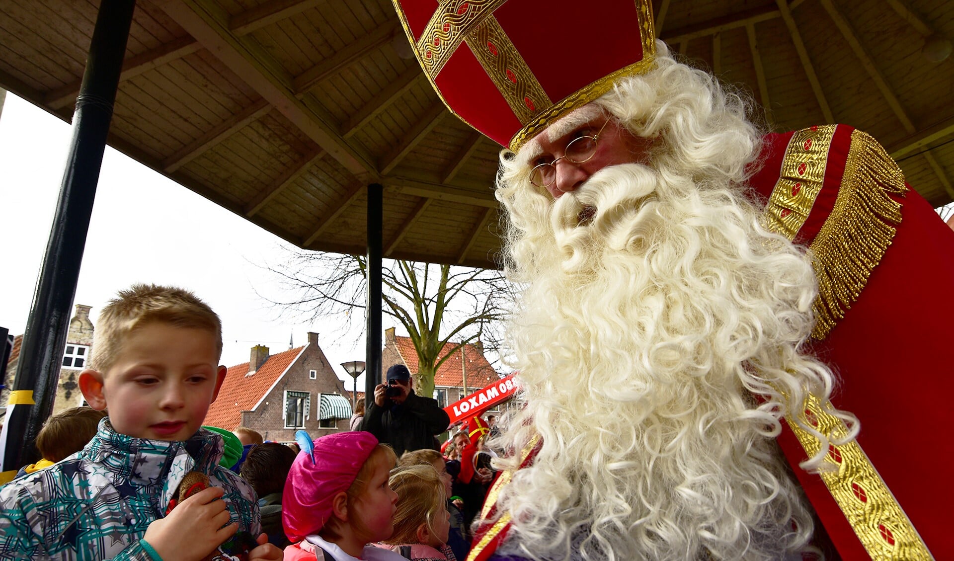 Sinterklaas werd in Zuidland volgens traditie bij de muziektent op de Ring ontvangen. Foto's: René Bakker