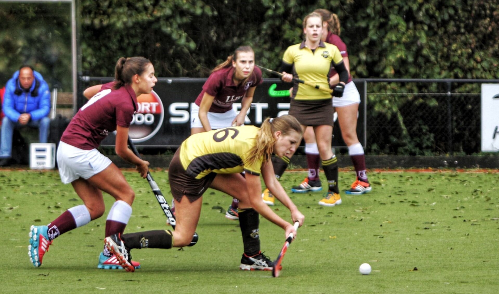 Jillian Veelo wist zondag twee keer te scoren voor de dames van HV Spijkenisse. Fotografie: Peter de Jong