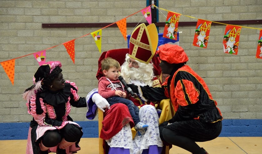Een bijzonder moment voor Sixten die Sinterklaas mocht vertellen over zijn vader in Angola. Foto's: Madeleine de Haas