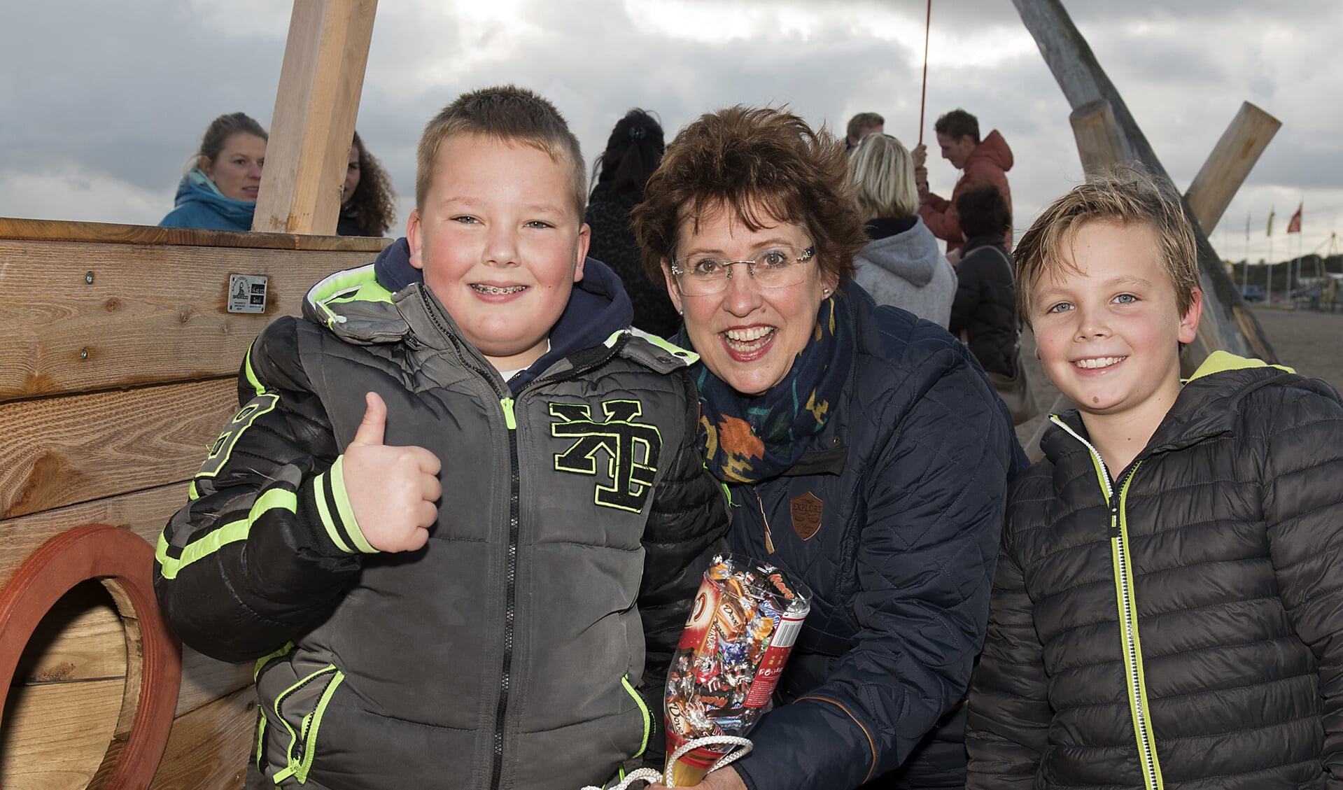 Wethouder Blok-Van Werkhoven opende vorige week woensdag officieel het speelveld en de speeltuin aan de noordoever van het Oostvoornse Meer. * Foto: Jos Uijtdehaage.
