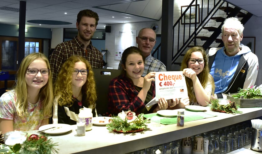 Paul Deur heeft in de Haveling een cheque overhandigd voor het jongerenwerk. Fotografie: René Bakker.