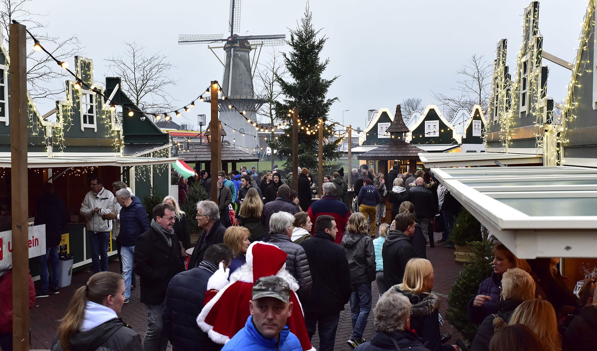 De eerste dag trok de kerstmarkt al heel veel bezoekers. Fotografie: René Bakker.