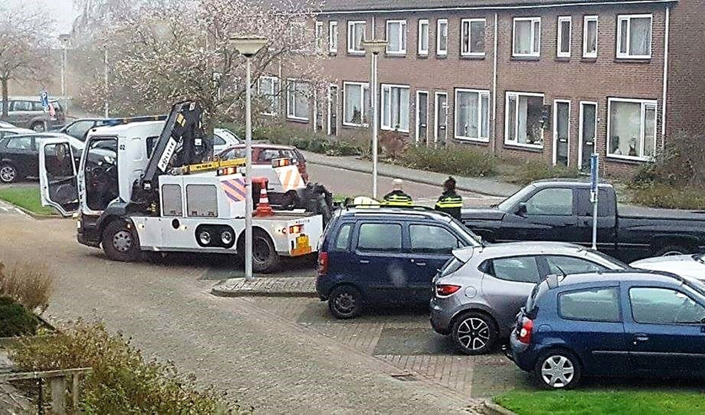 De zwarte Dodge wordt weggesleept