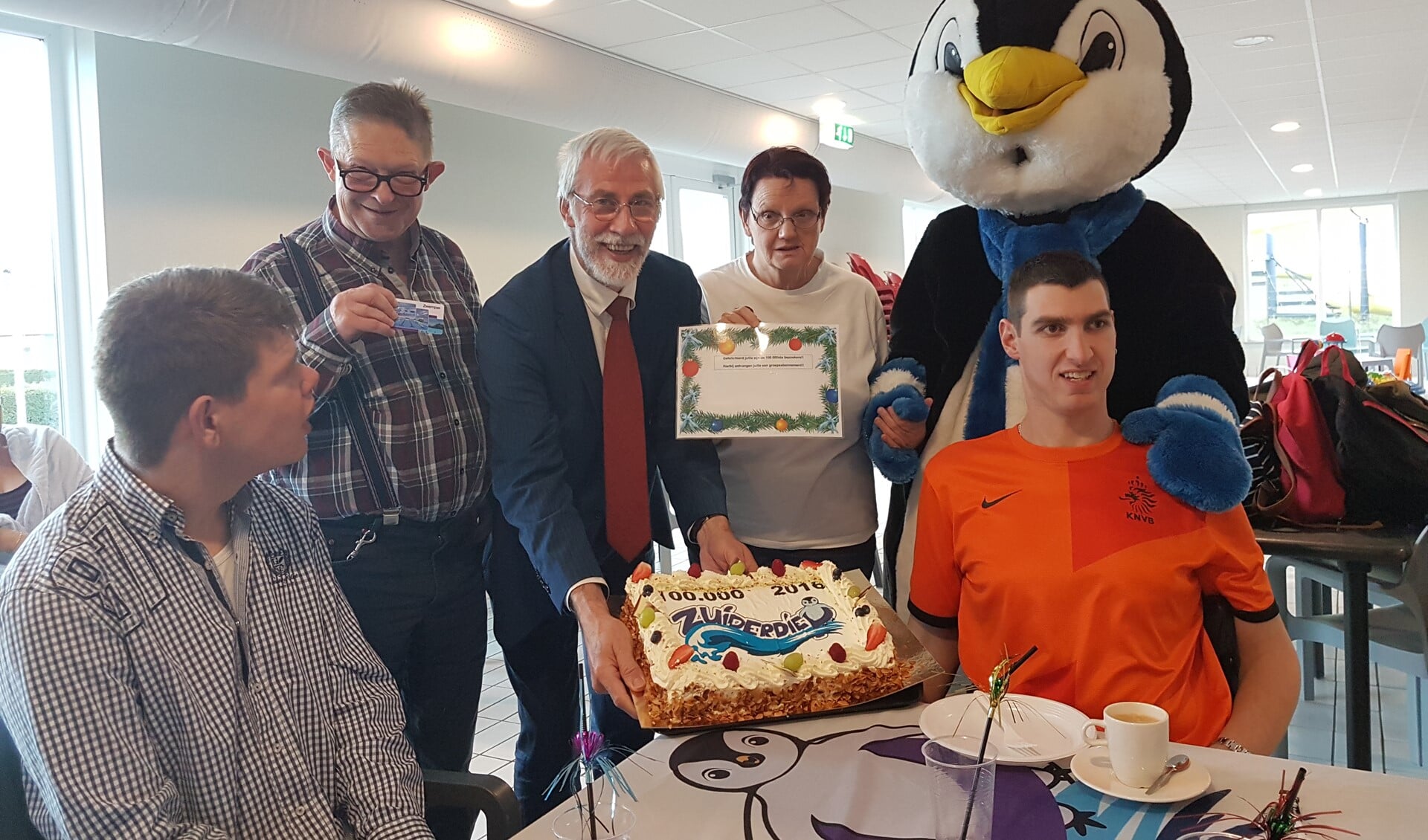  Uit handen van wethouder sport Gerrit de Jong heeft de groep de prijs mogen ontvangen.