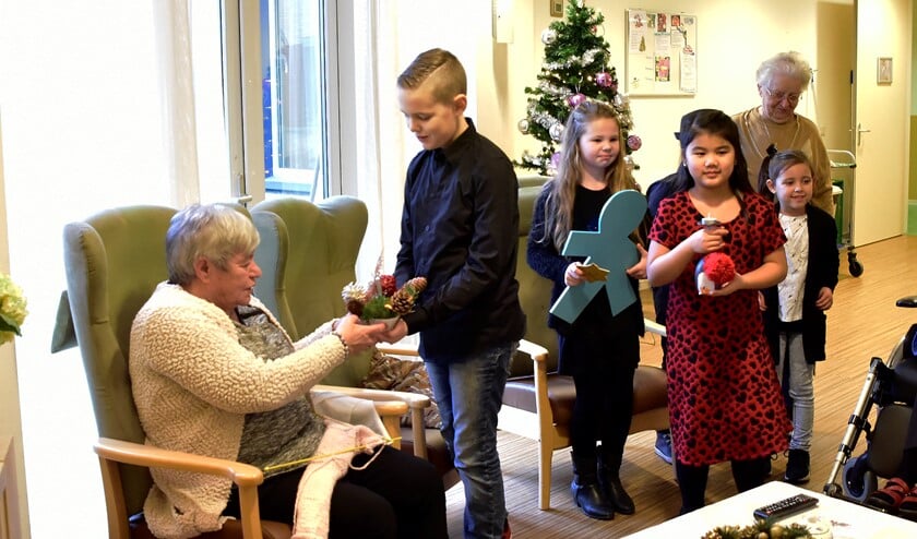 Zelfgemaakte kerstversieringen voor bewoners van De Es. Foto: René Bakker