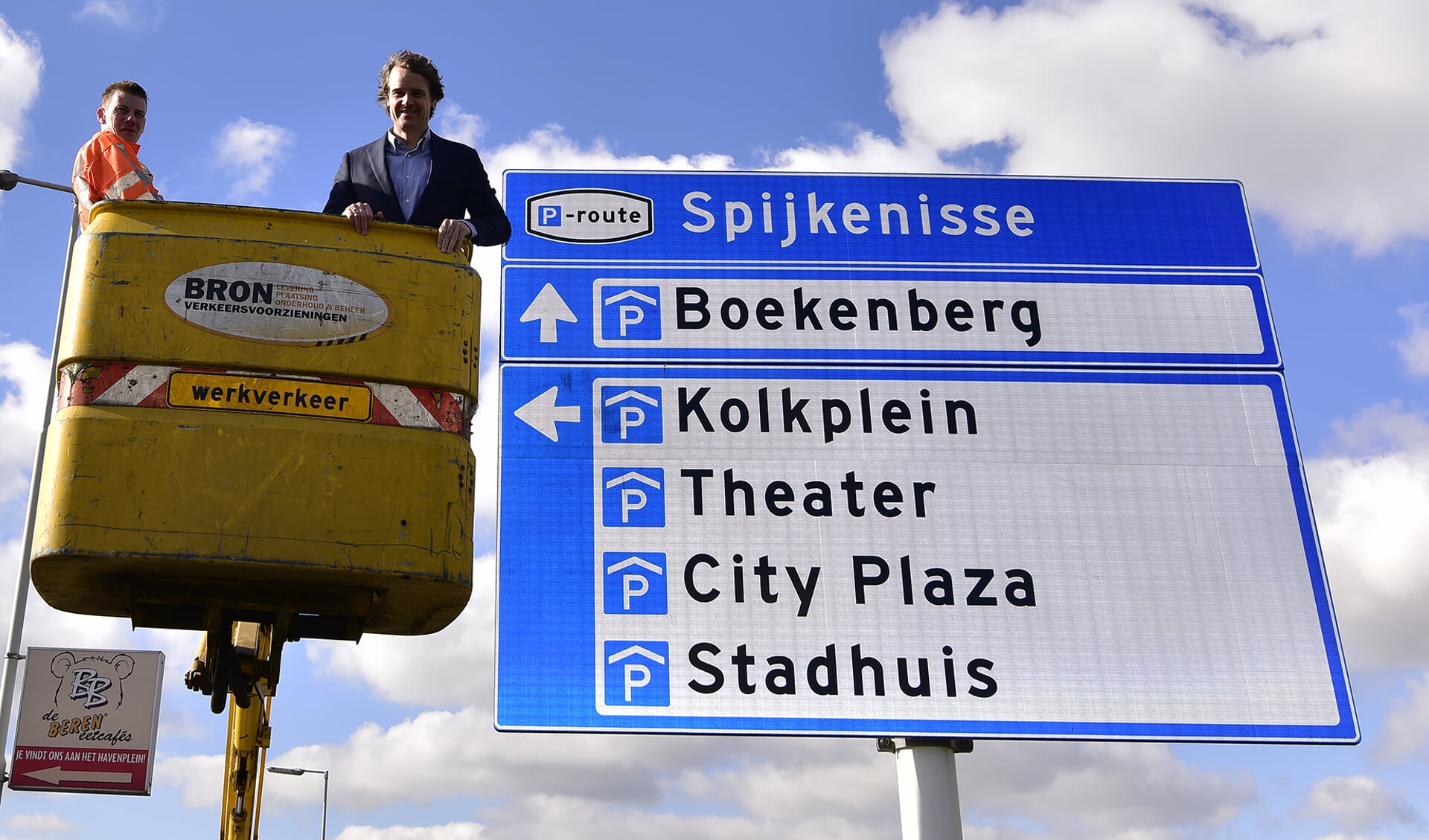 Wethouder Hamerslag presenteert met trots de bewegwijzering naar de parkeergarages. Foto: René Bakker.
