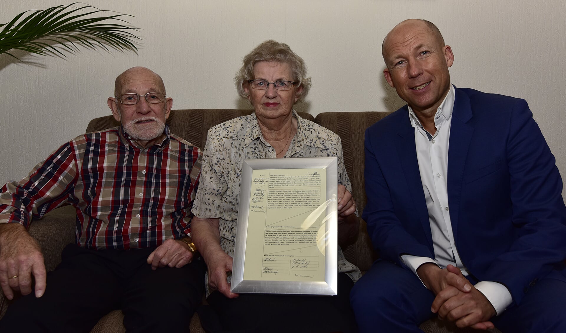 Het diamanten paar met wethouder Mijnans. Foto: René Bakker.