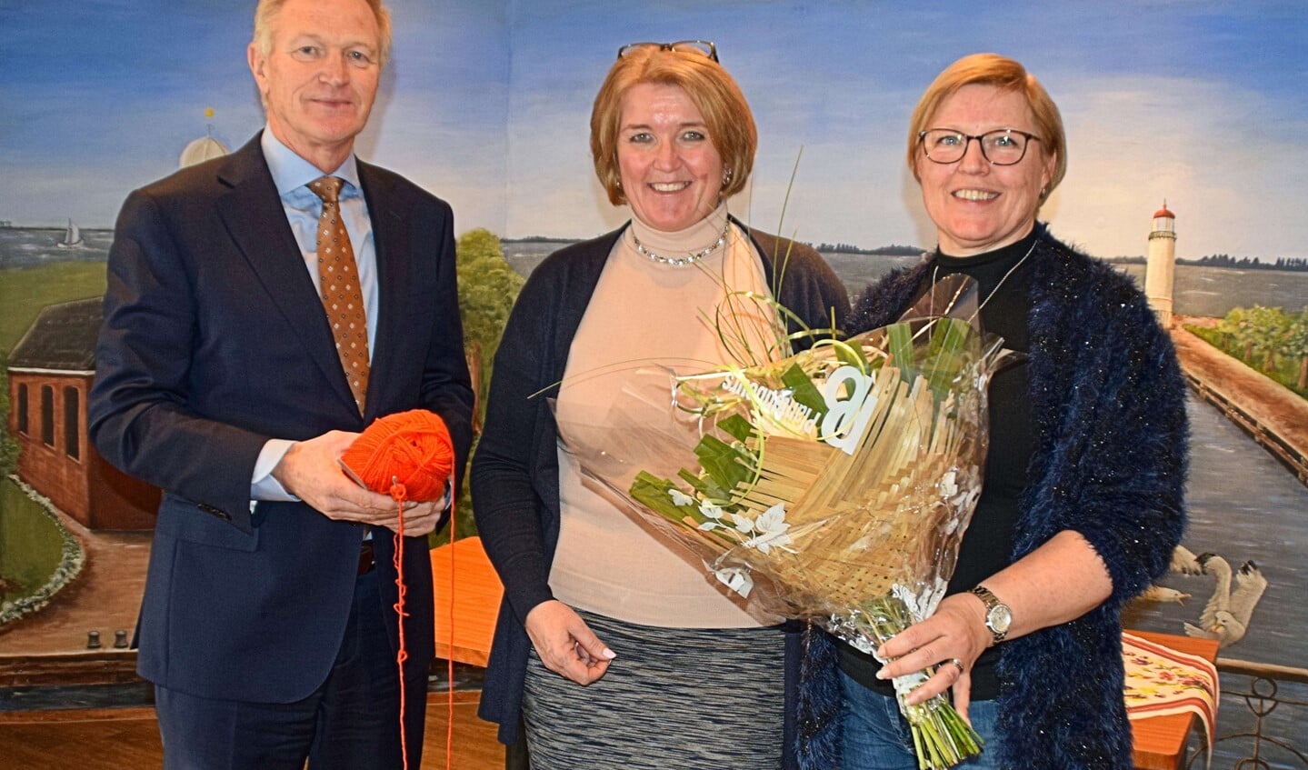Wethouder van der Velden met de dagelijkse leiding van het SBO, Judith Verhoeven en Janneke Postma