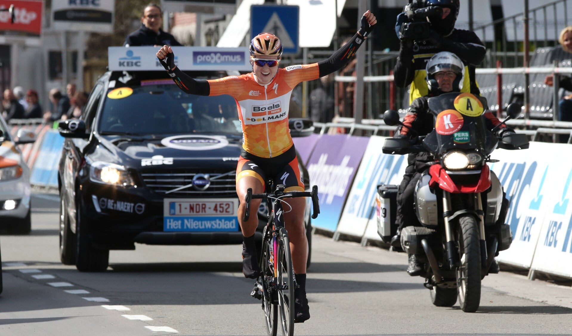 Chantal Blaak steekt haar handen in de lucht nadat zij na een indrukwekkende solo de WorldTour klassieker Gent-Wevelgem zegevierend heeft afgesloten. Foto Dick Soepenburg.