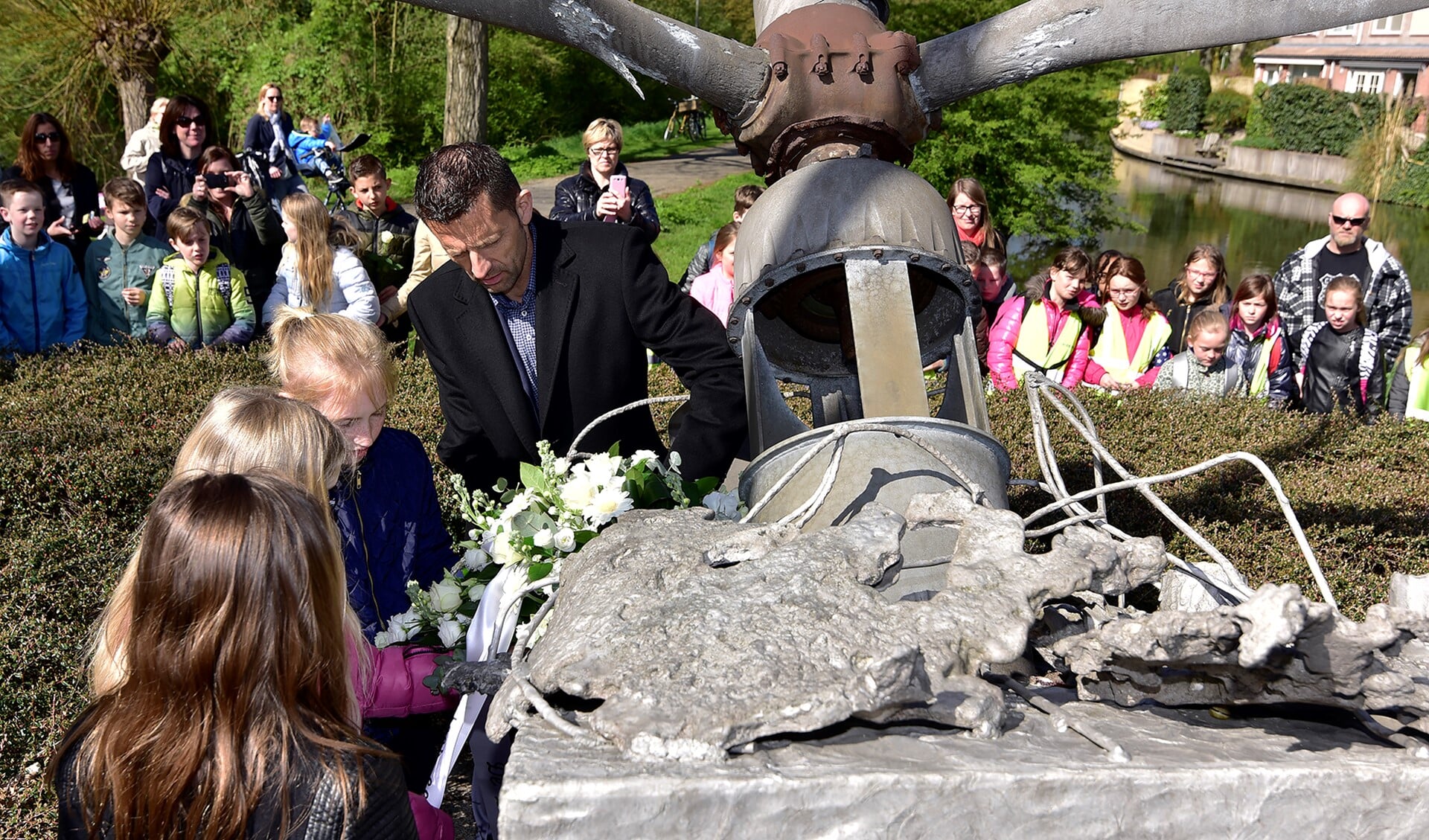 De wethouder legde samen met de leerlingen bloemen bij het monument. Foto's: René Bakker.