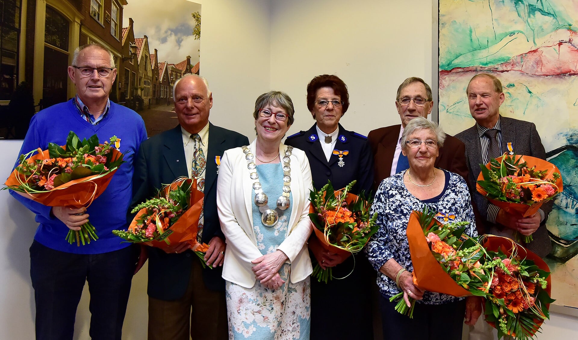 De zes gedecoreerden op het gemeentehuis in Spijkenisse. Foto's: René Bakker.