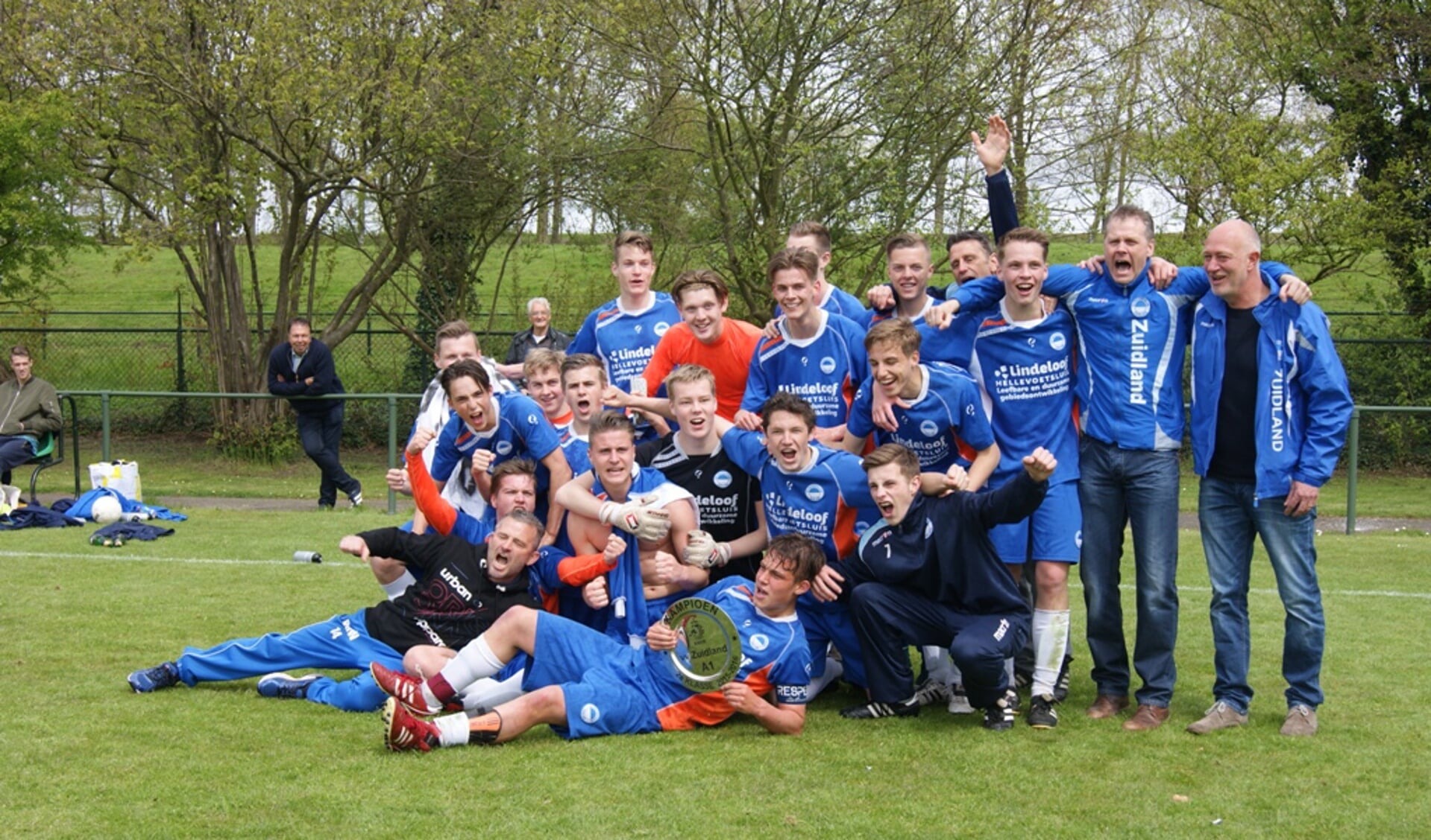 Zuidland A1 viert het kampioenschap.