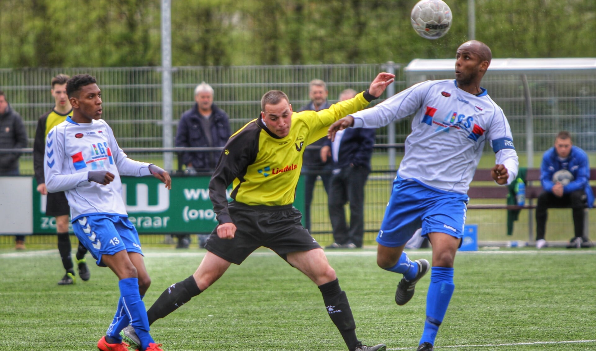 Jamal Abdalla blijft de situatie tegen FC Vlotbrug de baas. Fotografie Peter de Jong.