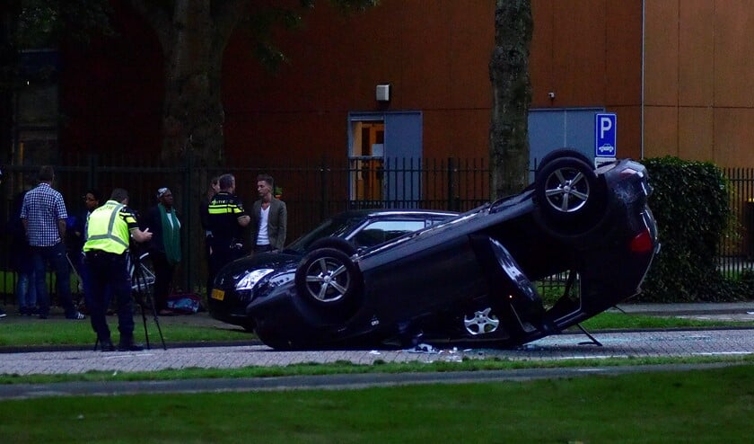 De vier gewonden zat in de over de kop geslagen auto. Foto's: René Bakker.