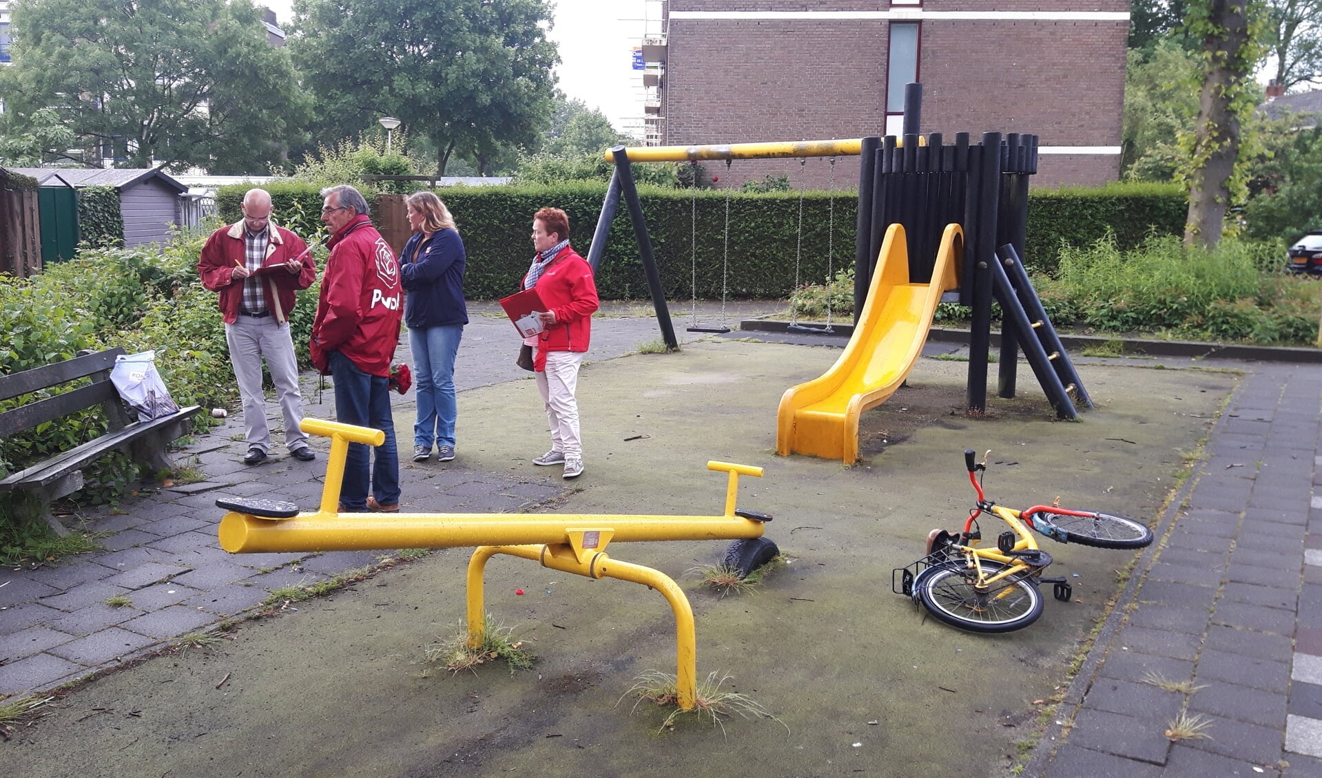 De PvdA raadsleden kwamen de situatie in de speeltuin bekijken.