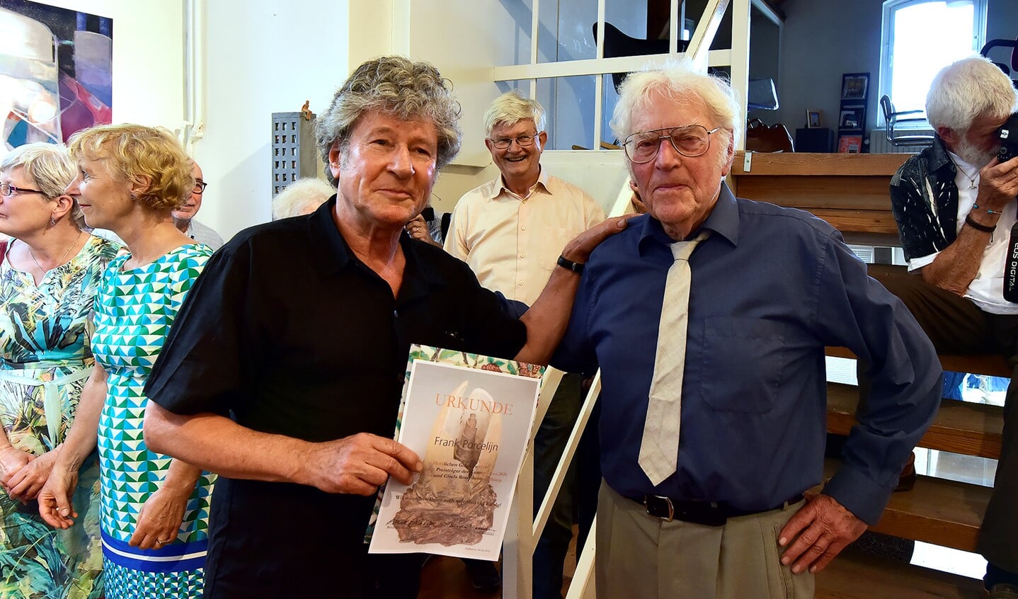 Frank Porcelijn ontvangt de kunstprijs uit handen van Bernd Rosenheim. Foto's: René Bakker.
