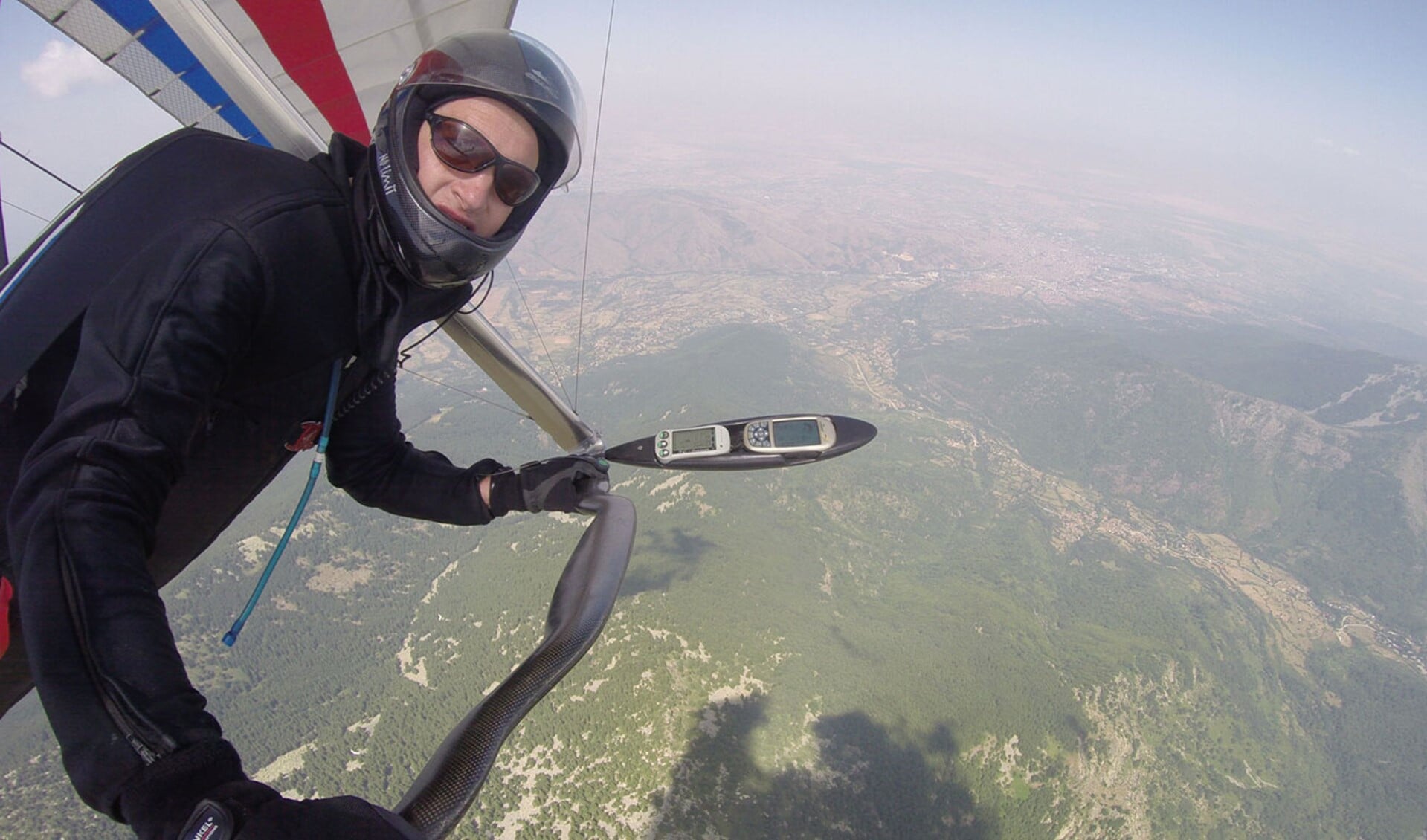 Sander tijdens het EK Deltavliegen boven Macedonië. Foto: Sander van Schaik