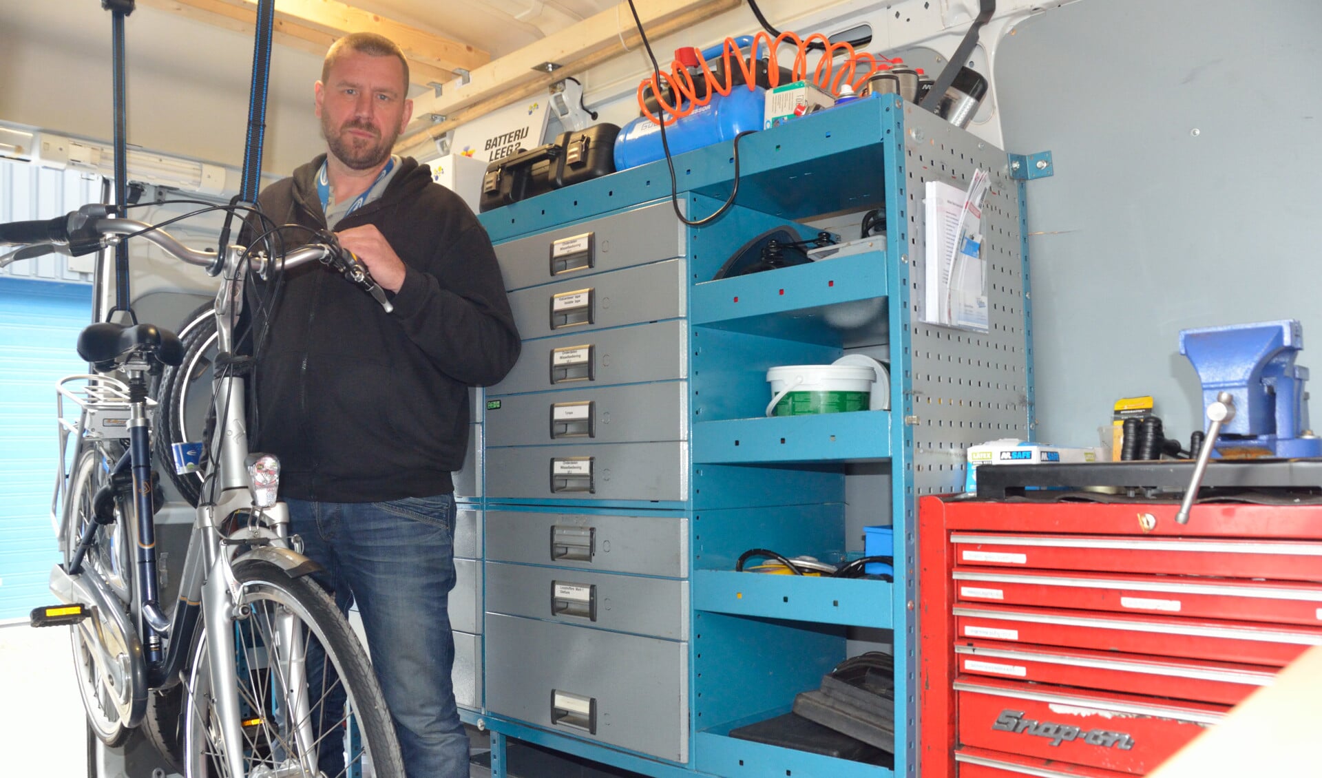 Gerard heeft alles bij de hand om uw fiets op locatie te repareren.