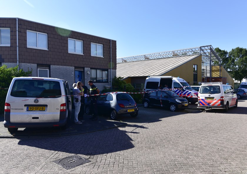 De politie doet onderzoek in de woning om er achter te komen wat er exact gebeurd is. Fotografie: René Bakker.