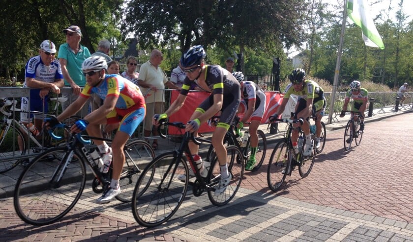 Aron Kremer aan de leiding in de zes man tellende kopgroep in de Ronde van Zuidland. Fotografie Peter de Jong.