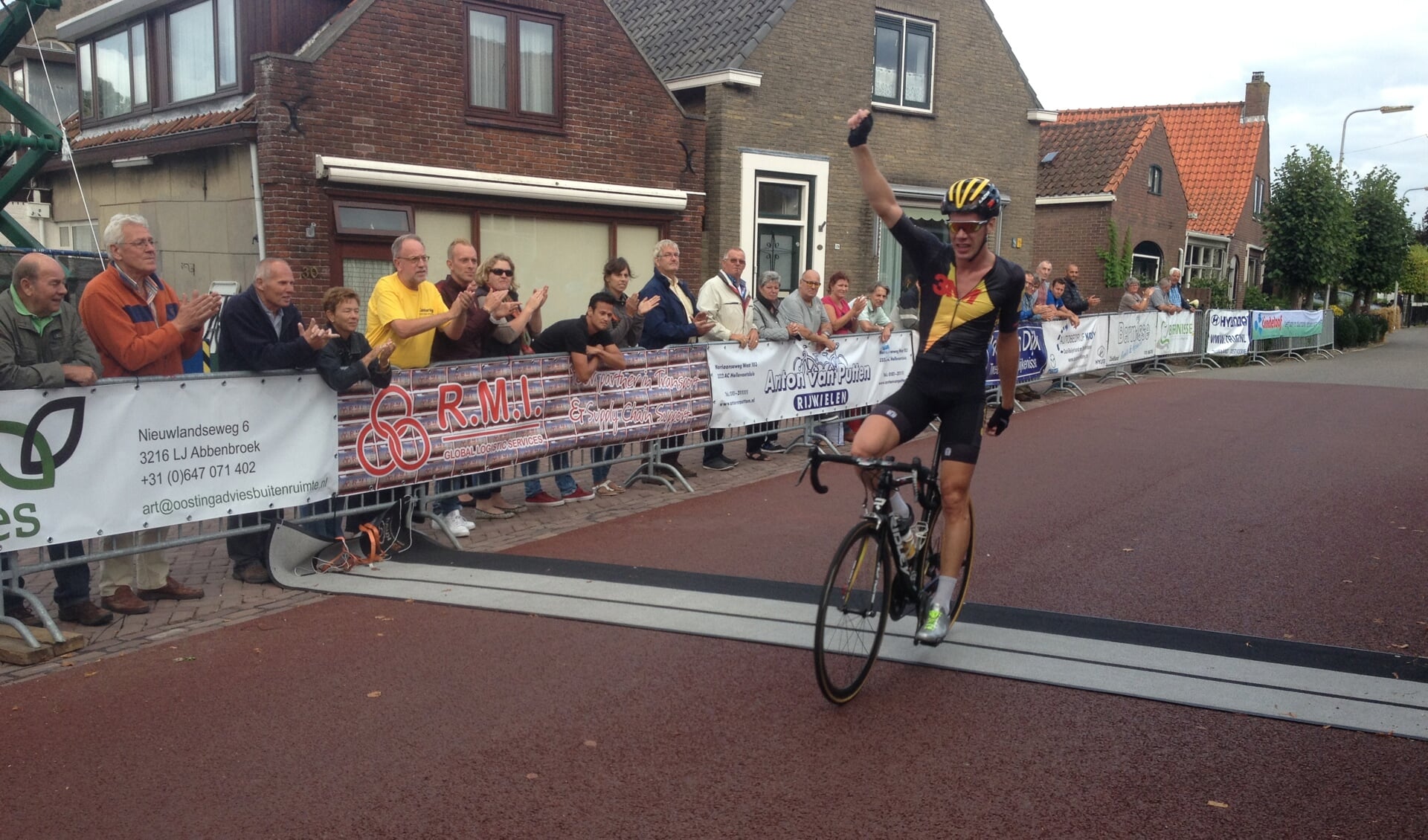 Michael Vingerling soleert na 2009, 2010 en 2011 naar zijn vierde overwinning in de Ronde van Abbenbroek. Foto Dan Rolandus.