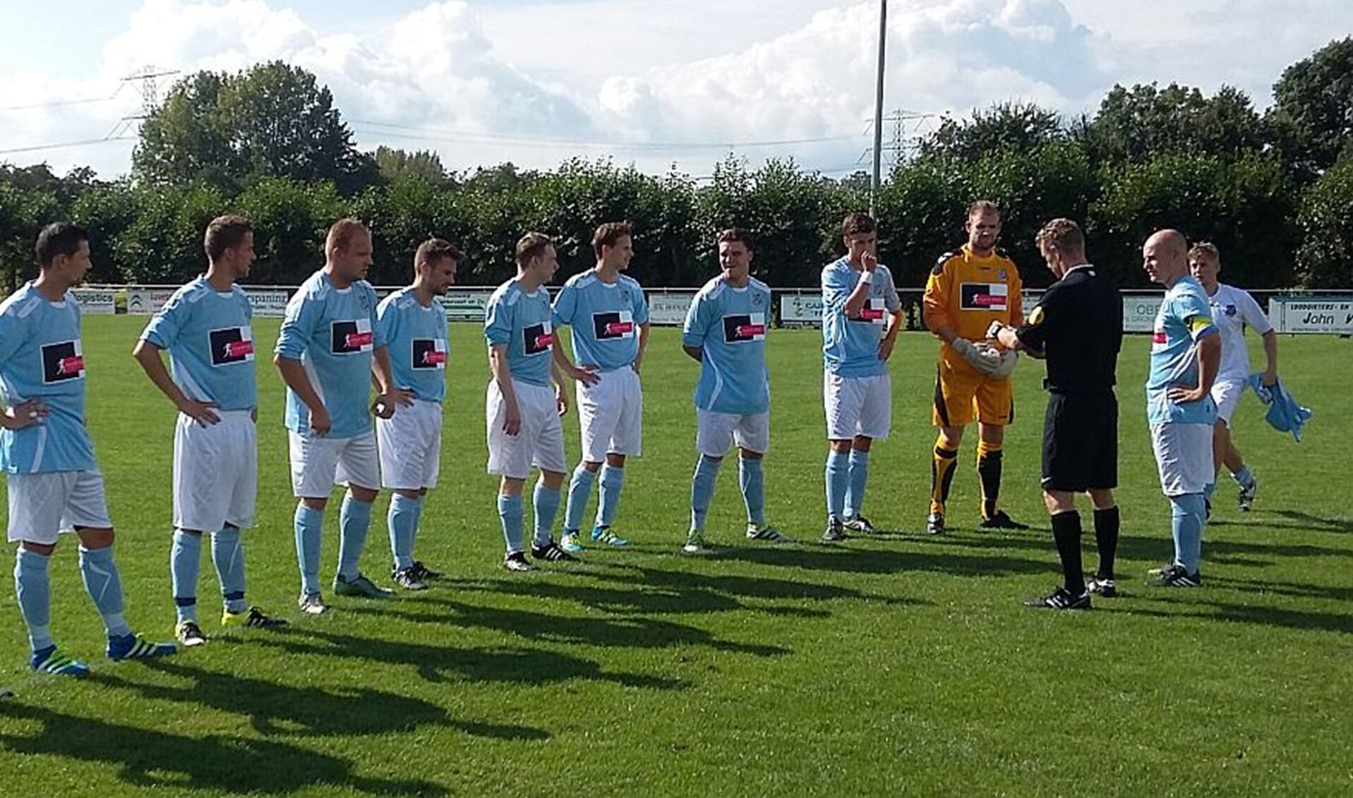 De spelerspassen van het team van Vierpolders worden gecontroleerd voor aanvang van de derby in Abbenbroek. 