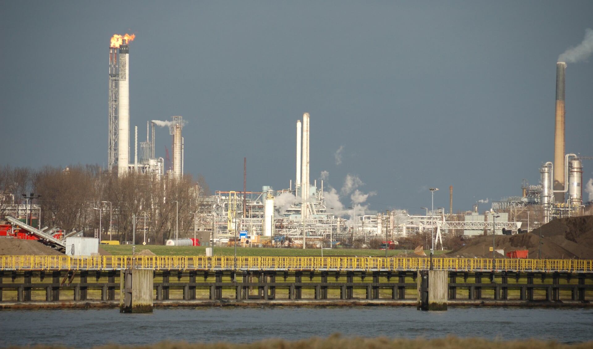 De industrie vormt een veiligheidsrisico voor de omgeving.