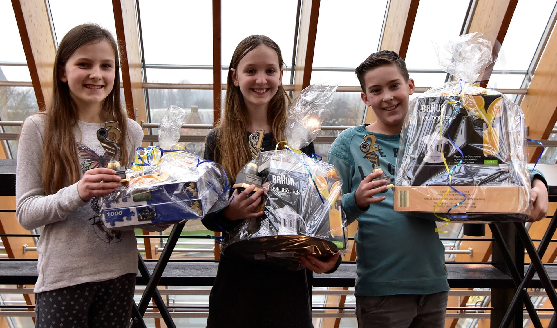 De jeugdige winnaars van het Groot Nissewaards Dictee. Fotografie: René Bakker.