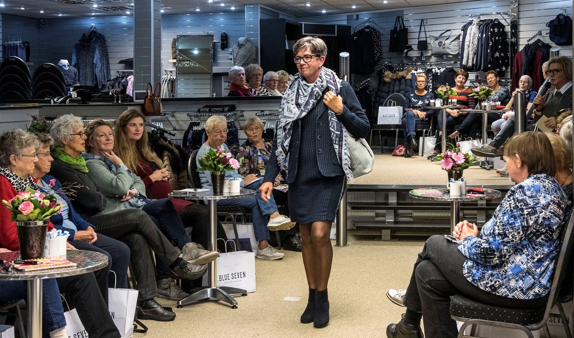 Afgelopen maandag waren de eerste modeshows van deze week in Lotte's Boetiek. * Foto: Jos Uijtdehaage.