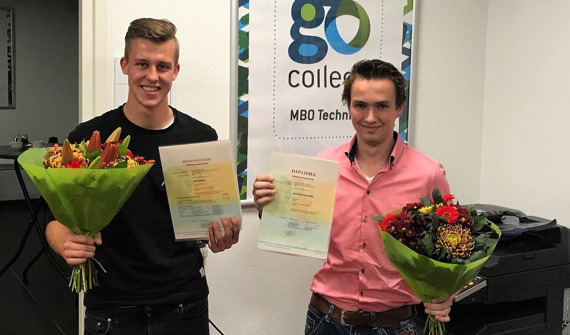 Twee leerlingen, Arnoud en Kevin, kregen dinsdagavond hun welverdiende diploma bij het GO-College.