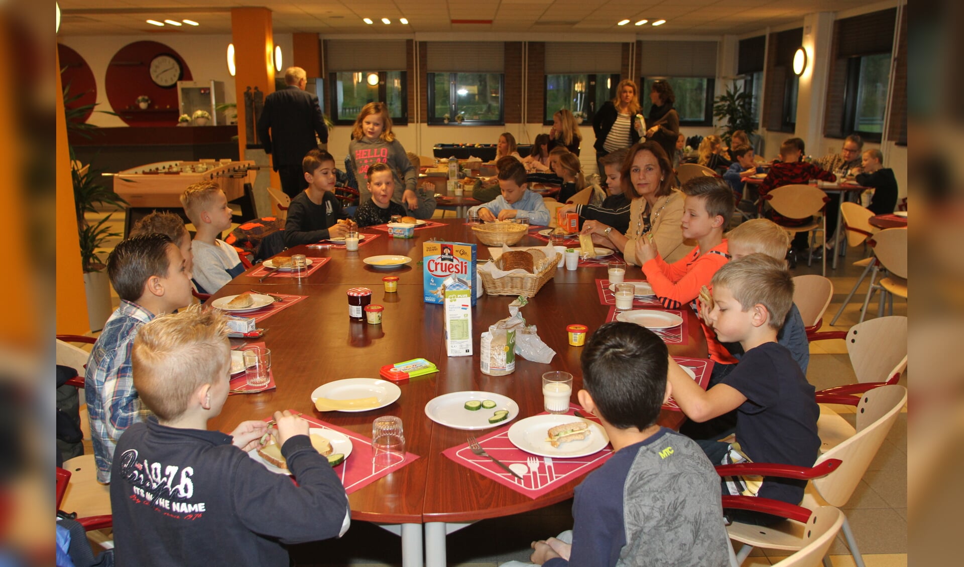 Een bijzonder moment voor de leerlingen van groep 5 van de Hendrik Boogaardschool, zij  mochten met de burgemeester ontbijten