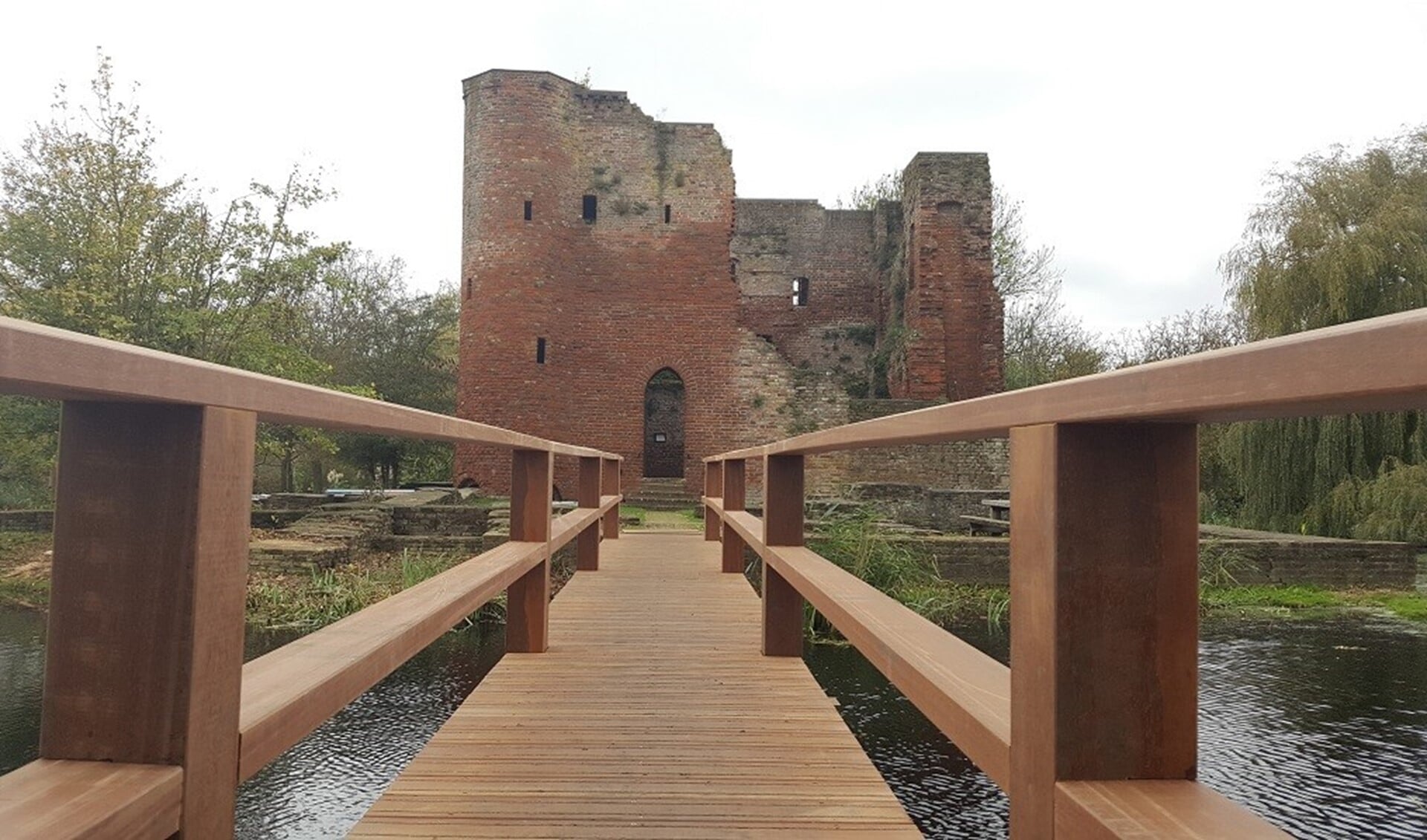 Via een brug bereikt de bezoeker de ruïne. 