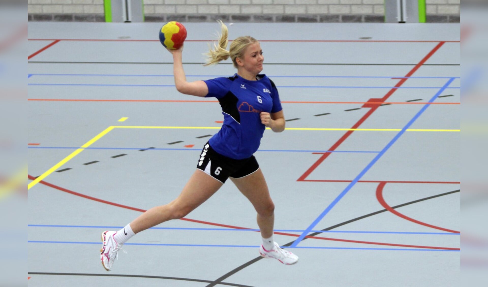 De handbalsters van HVOs wisten zondag in Sporthal Olympia met 23-20 te winnen van DWS, Angela Busscher scoorde vier keer. 