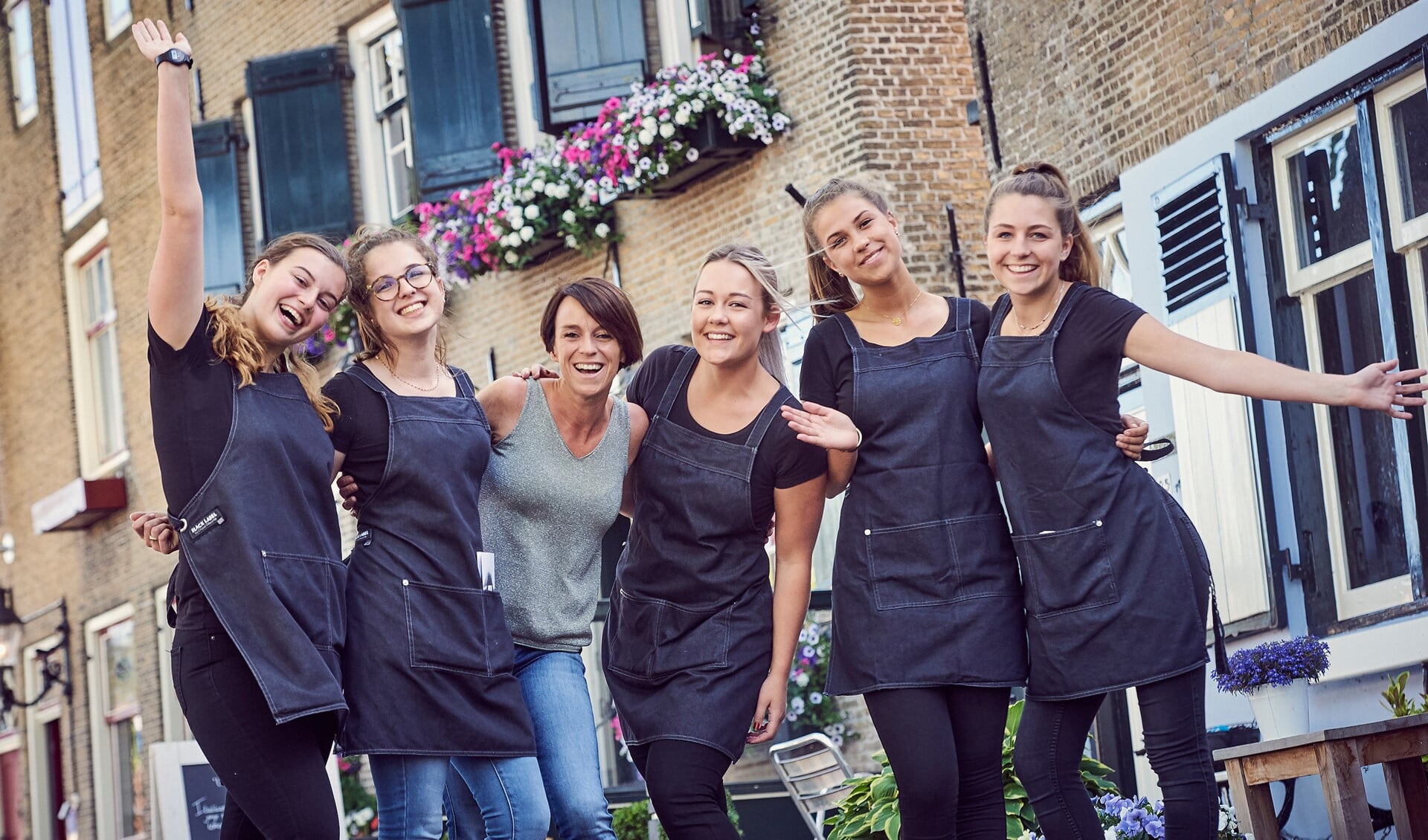 Een deel van het team van Brasserie 't Vingerling heet u welkom: 'Uit eten gaan is en blijft een feestje'