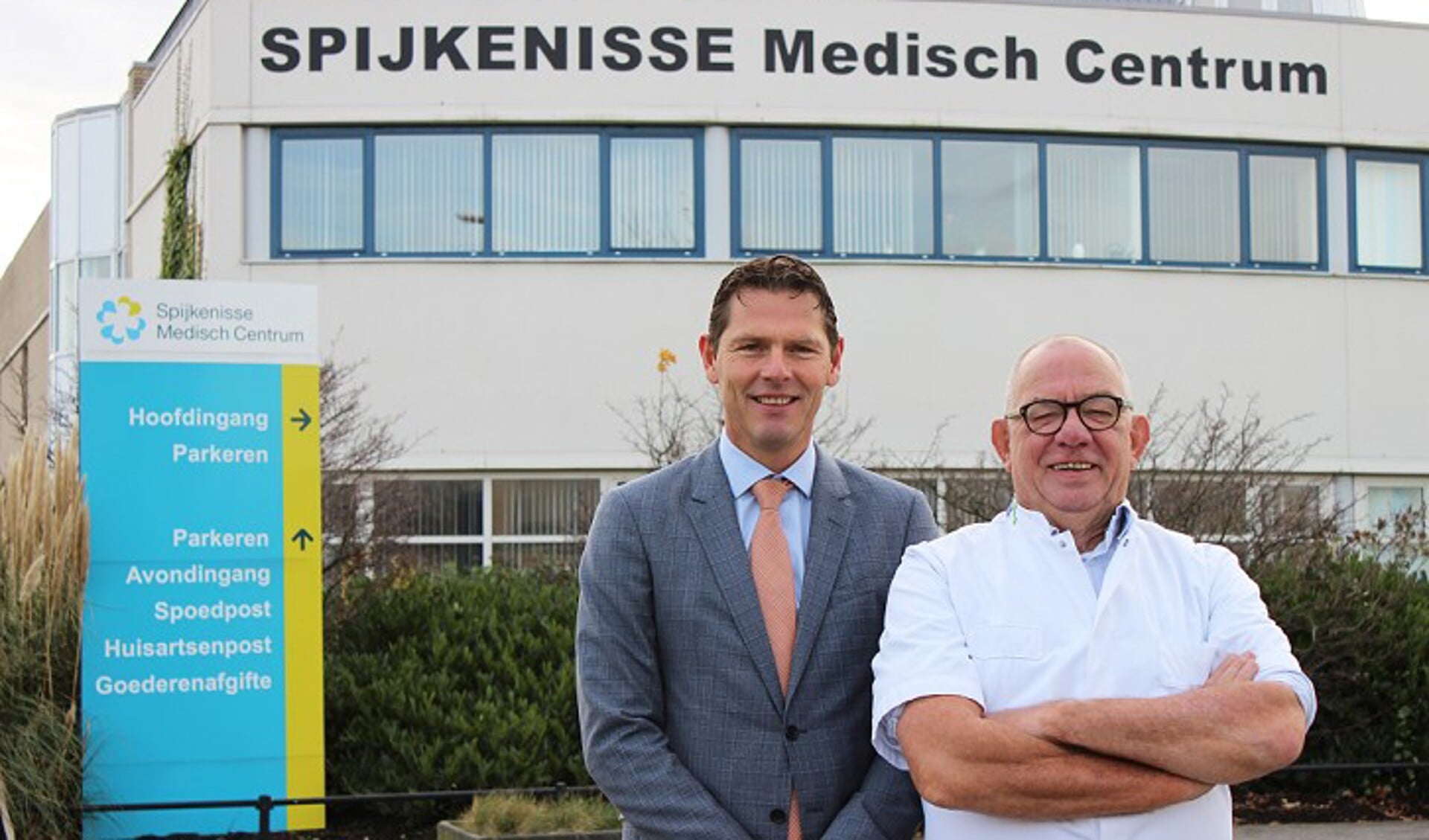 Trotse bestuurders Peter Langenbach en Paul van der Velden voor het Spijkenisse Medisch Centrum.