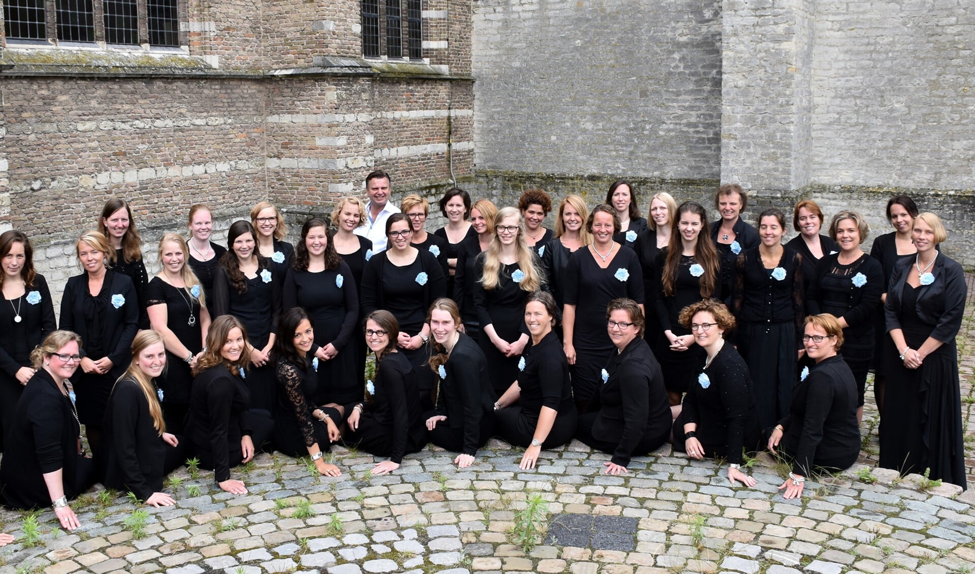 Het koor is op zoek naar nieuwe leden, naar gemotiveerde jonge dames die graag zingen en studeren, en staan voor een uniek repertoire. 