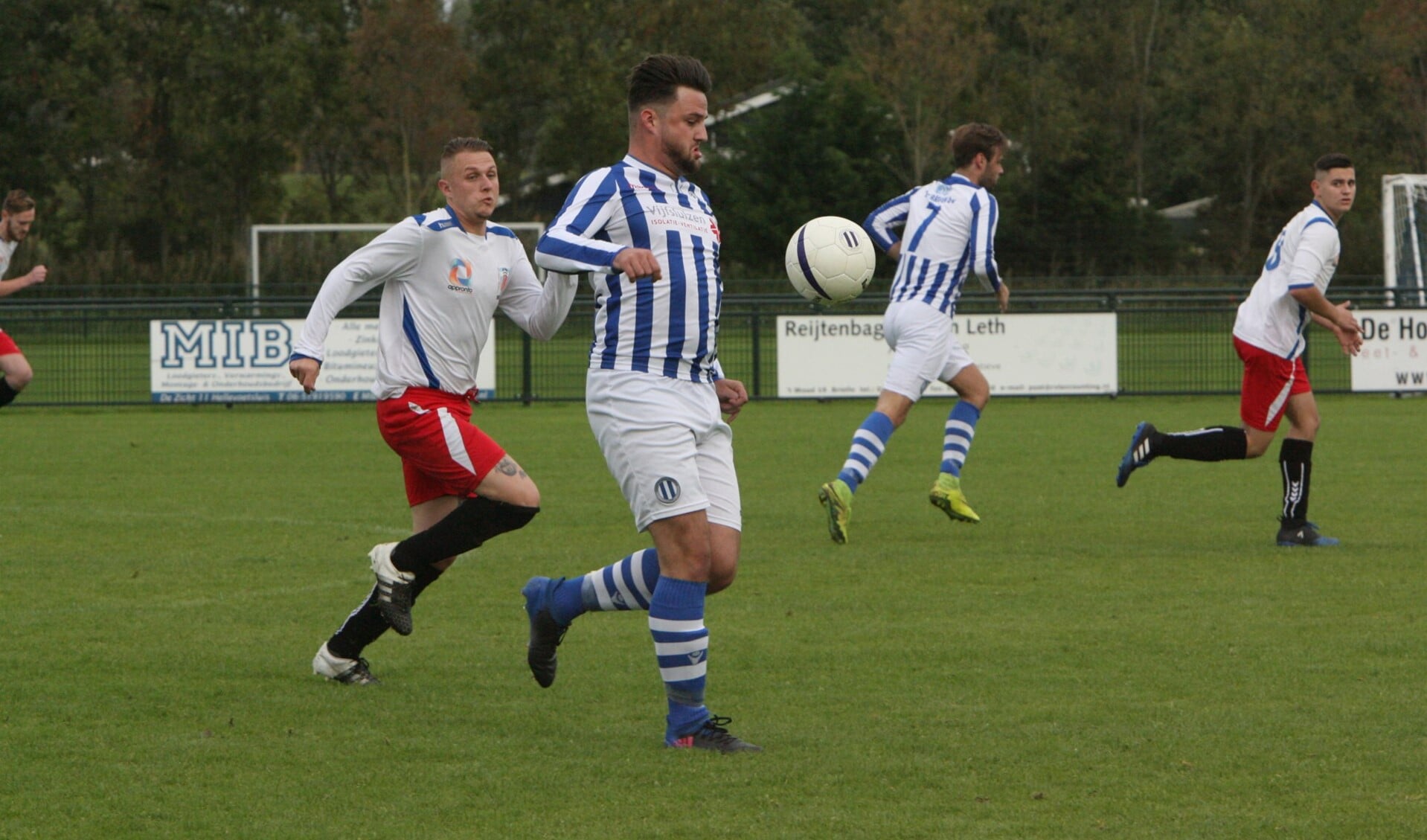 Diego de Graaf scoorde voor Zwartewaal in de met 5-0 gewonnen thuiswedstrijd tegen Poortugaal. * Archieffoto: Wil van Balen.