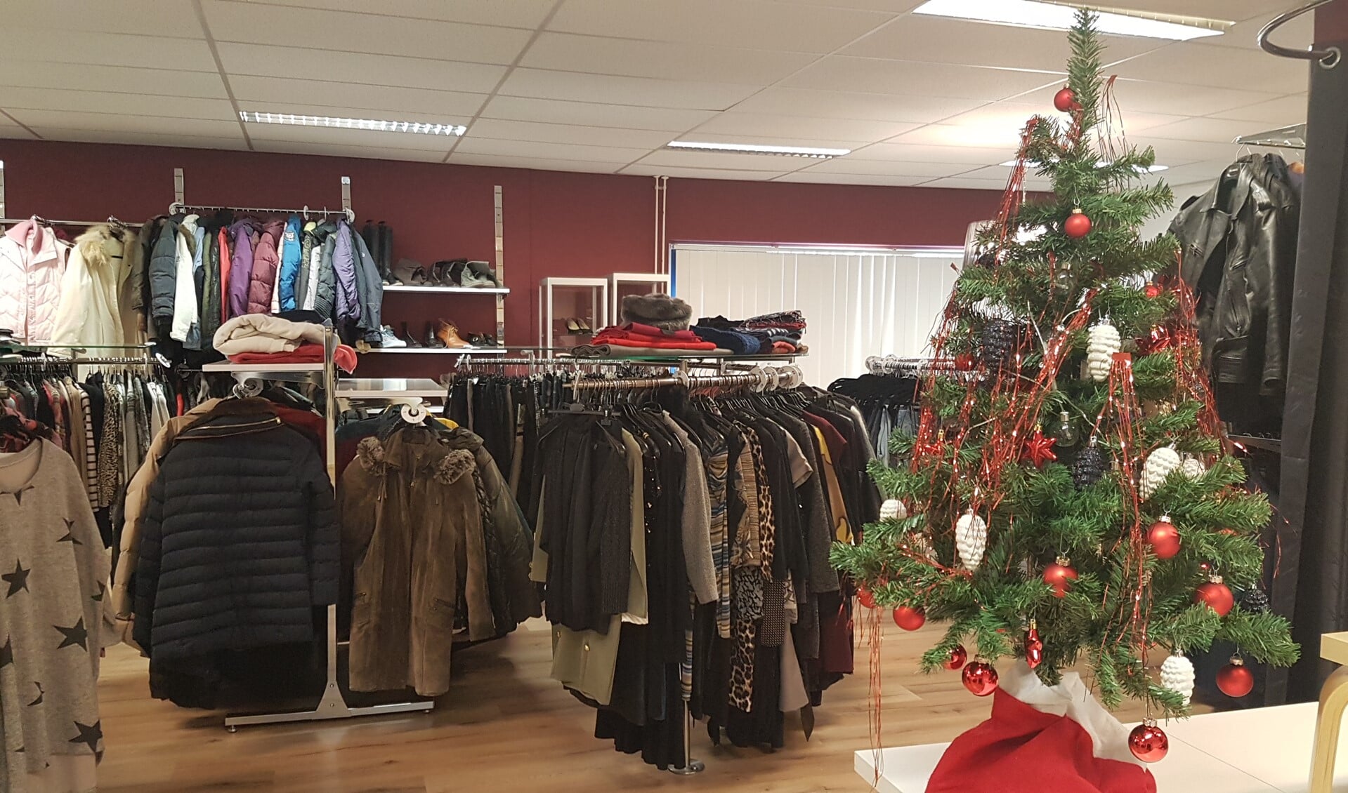 Nog niet zo bekend, maar enorm succesvol, de kledingbank aan de Brielsestraatweg 3C in Hellevoetsluis (Foto: Angela Flux) 
