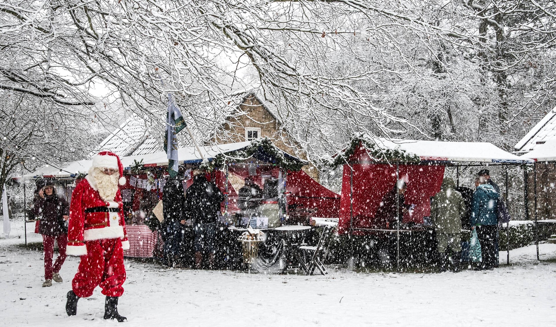 De kerstmarkt bij De Meidoorn, De Duinhuisjes en het bezoekerscentrum Tenellaplas vond plaats onder code oranje, vanwege het vele wit... * Fotografie: Jos Uijtdehaage.