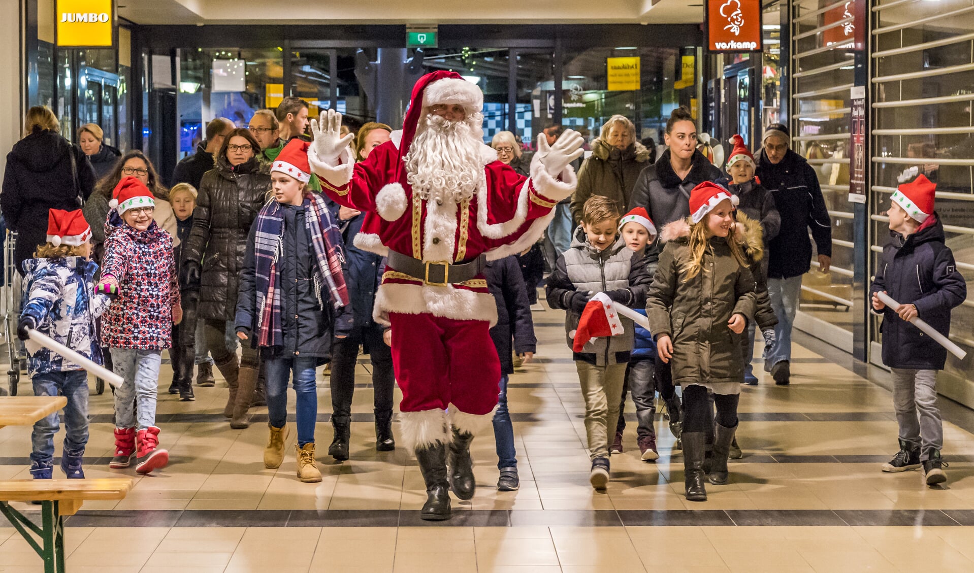 Met de kerstman, Lichtjesparade en kerstmuziek werd Maaswijk in de kerststemming gebracht.