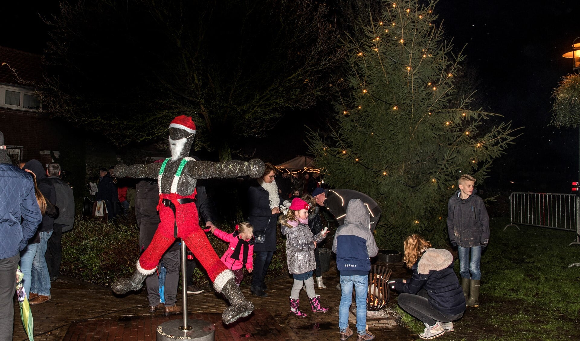 Sinds afgelopen zaterdag brandt de verlichting in de kerstboom in Tinte weer. * Foto: Jos Uijtdehaage.