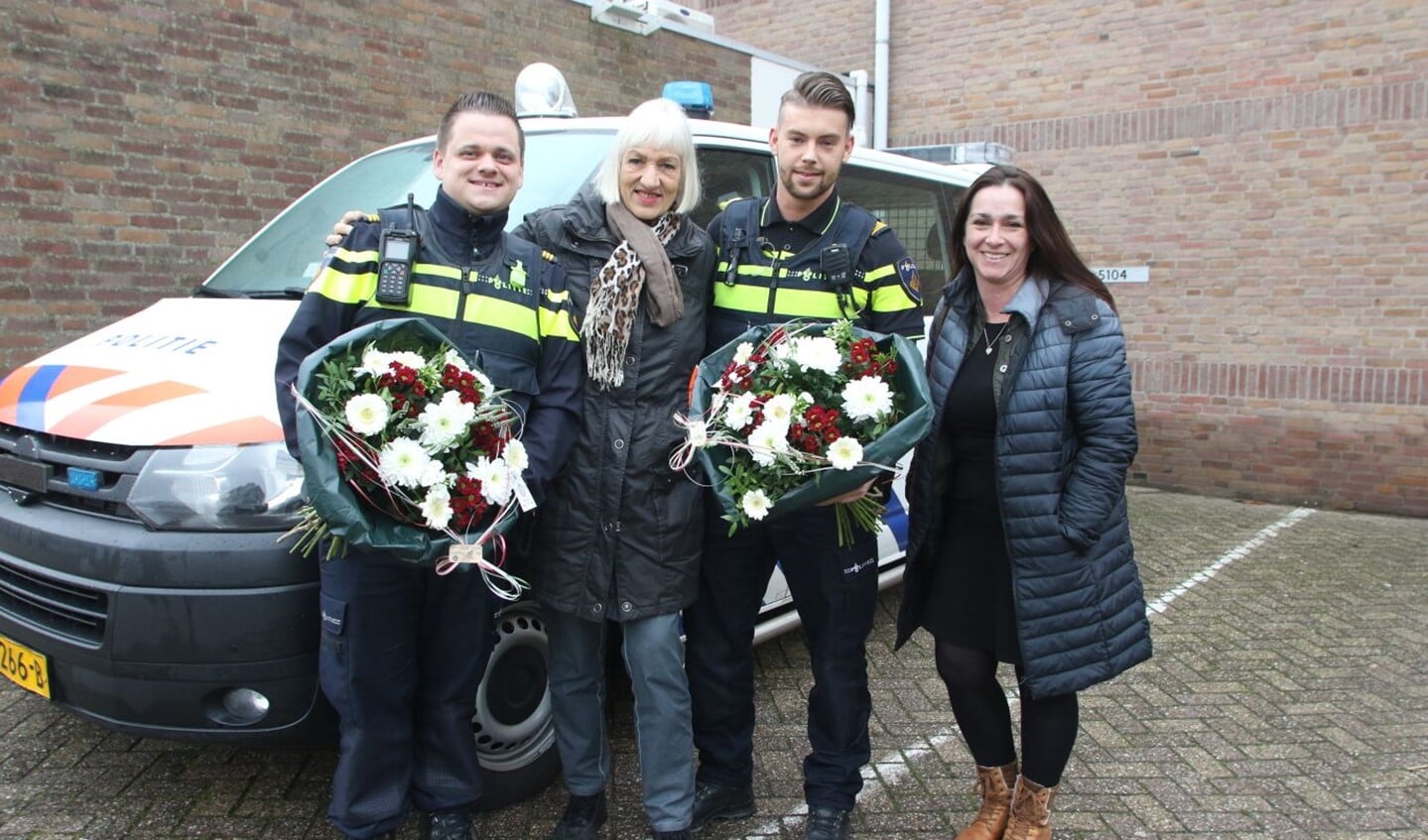 Politieagenten verrichtten heldendaad door man uit het Voornse Kanaal te redden met hier in hun midden mevrouw Suvaal echtgenote van het slachtoffer (foto's Wil van Balen)