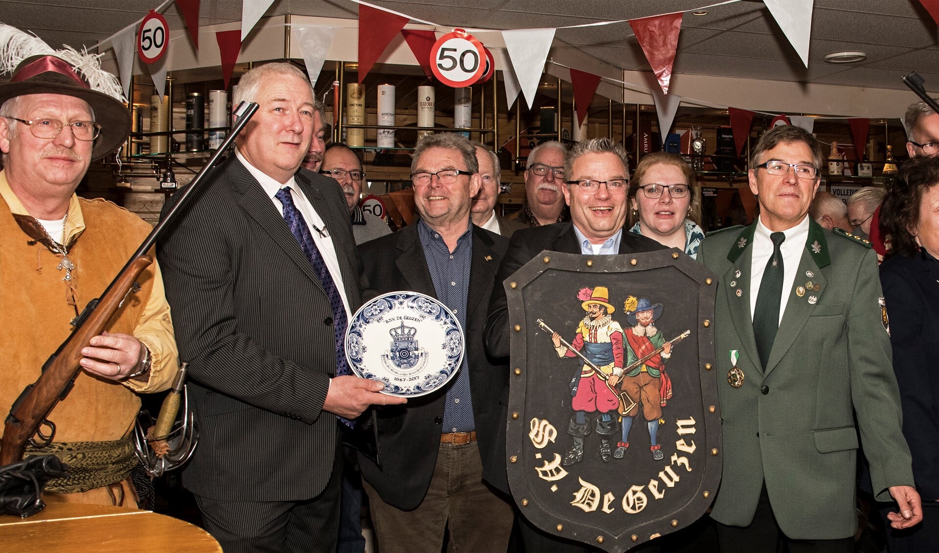 Een Delfts blauw bord en een plaquette voor het 50-jarig  jubileum van BSV De Geuzen (Foto: Jos Uijtdehaage) 