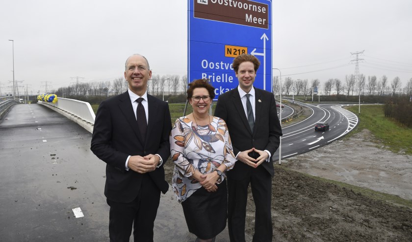 Opening viaduct van het heringericht Stenen Baakplein over de A15 met vlnr Ronald Paul (directeur Havenbedrijf), Pamela Blok (wethouder Westvoorne) en Floor Vermeulen (gedeputeerde Zuid-Holland).